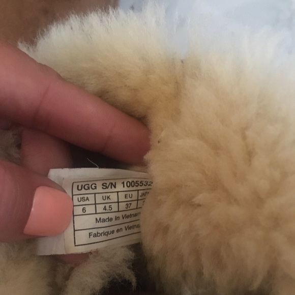 Ugg boots with fur and tan bows - Picture 4 of 4